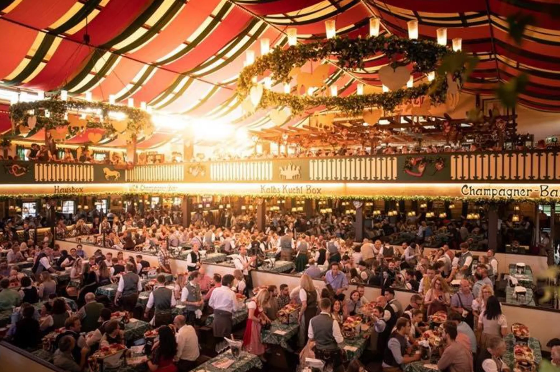 Gäste im festlich geschmückten Marstall Festzelt